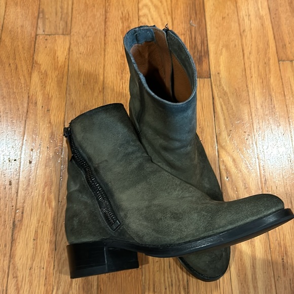 Frye Boots. Army Green color. Unusual color but so pretty. Leather size 8 - Picture 2 of 7